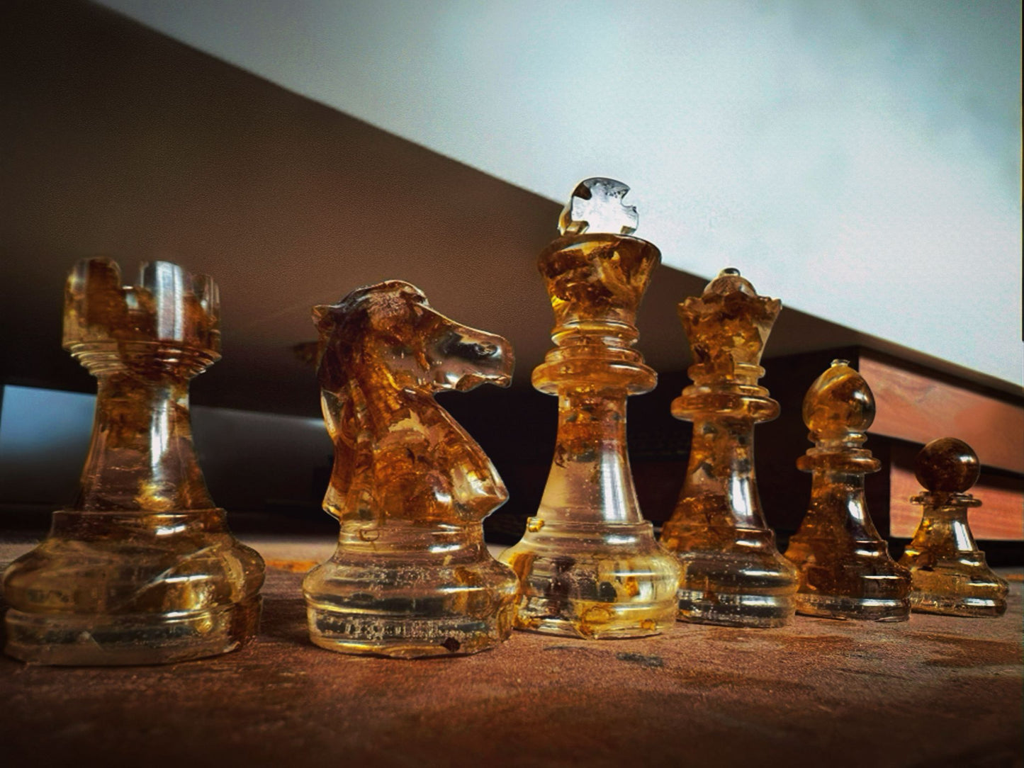 Schachfiguren-Set „Zug des Lichts“ – Klar denken, tief fühlen